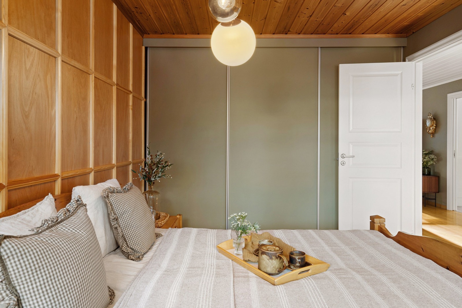 Det er integrert skyvedørsgarderobe. Galleribilde