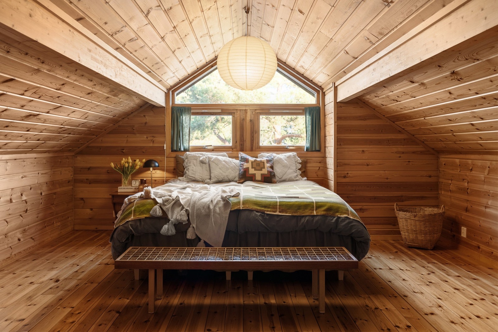 Romslig soverom i loftetasjen. Galleribilde