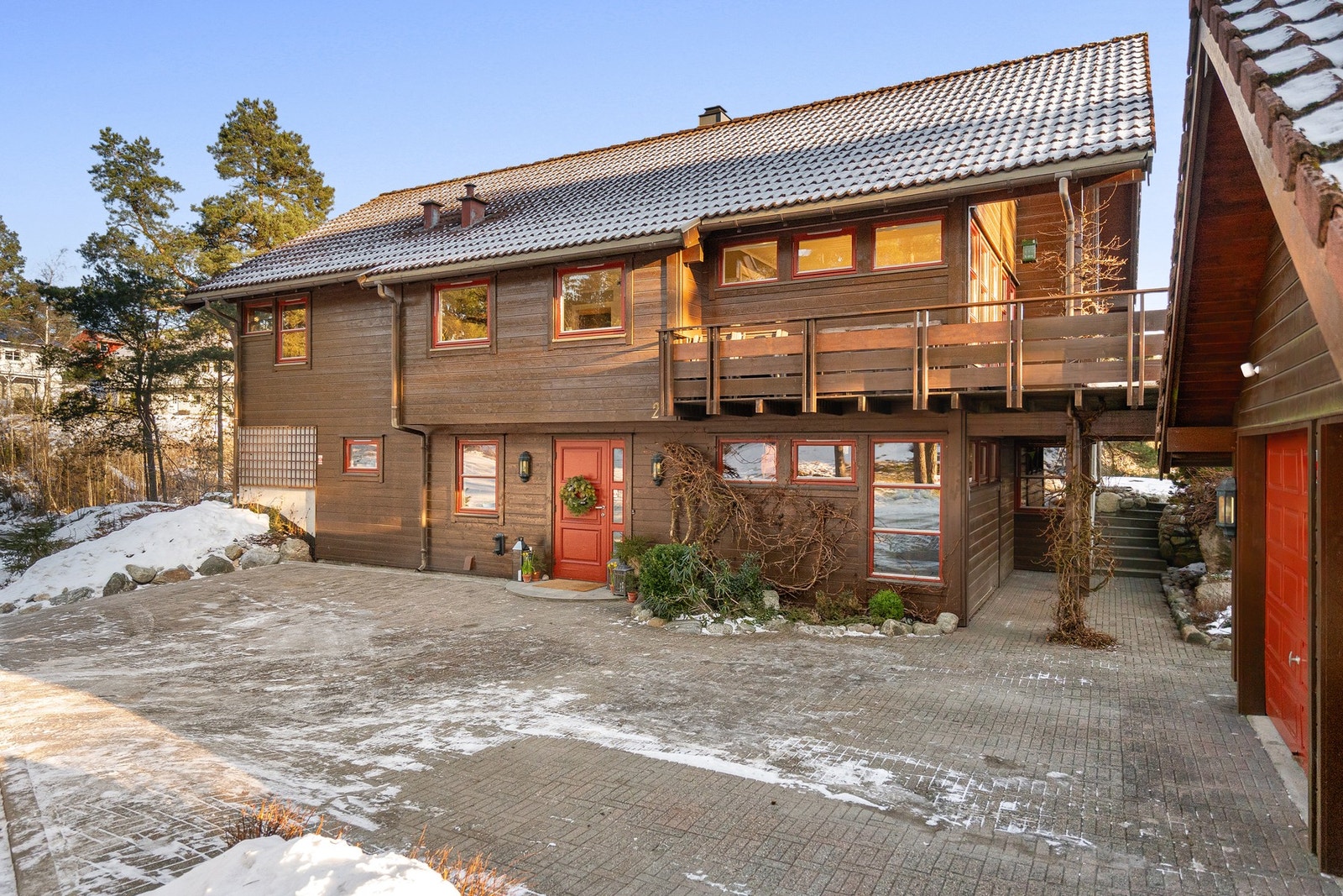 Det er belegningsstein i gårdsplassen. Galleribilde