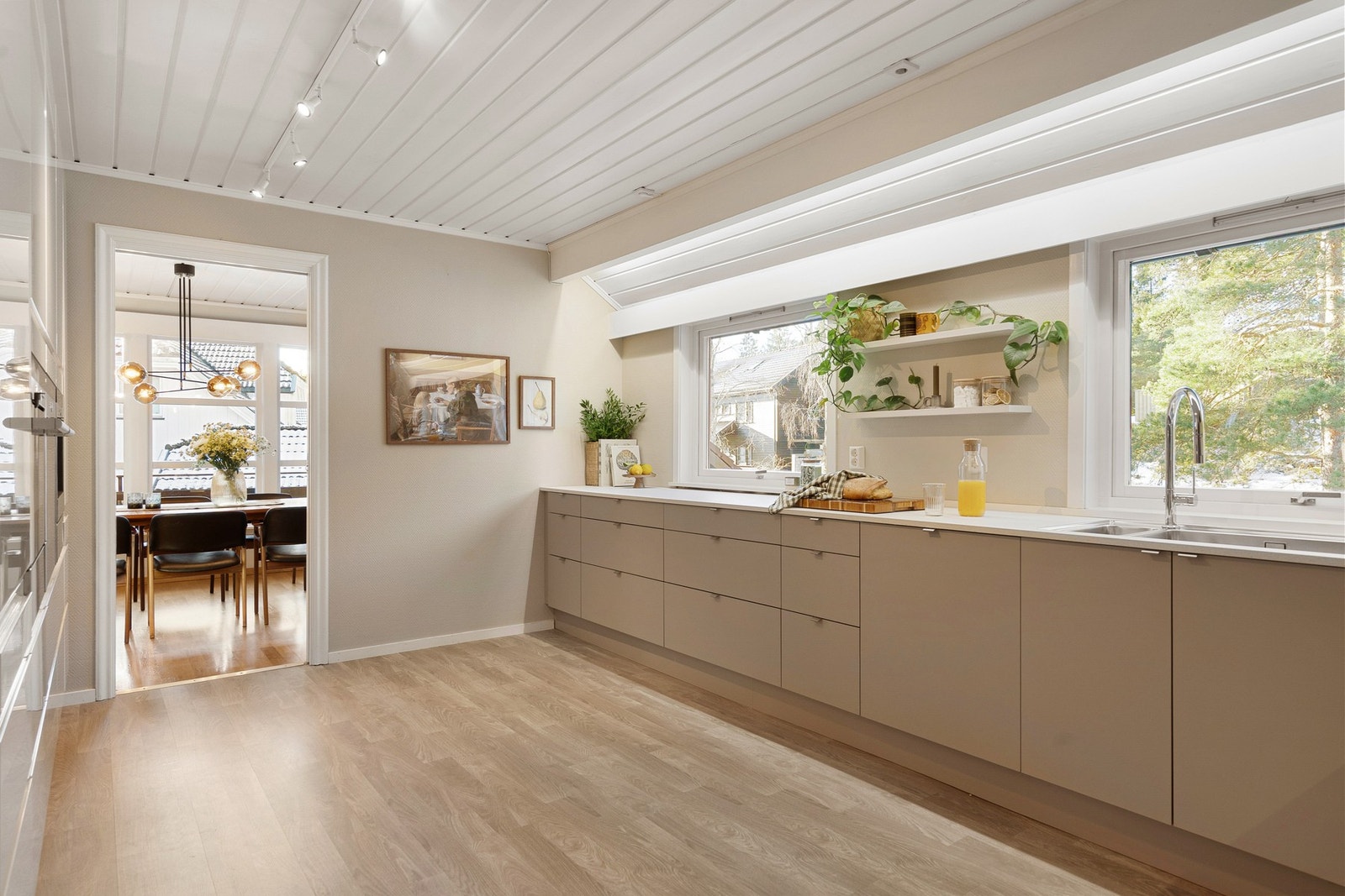 Romslig kjøkken i en tidløs utførelse. Galleribilde