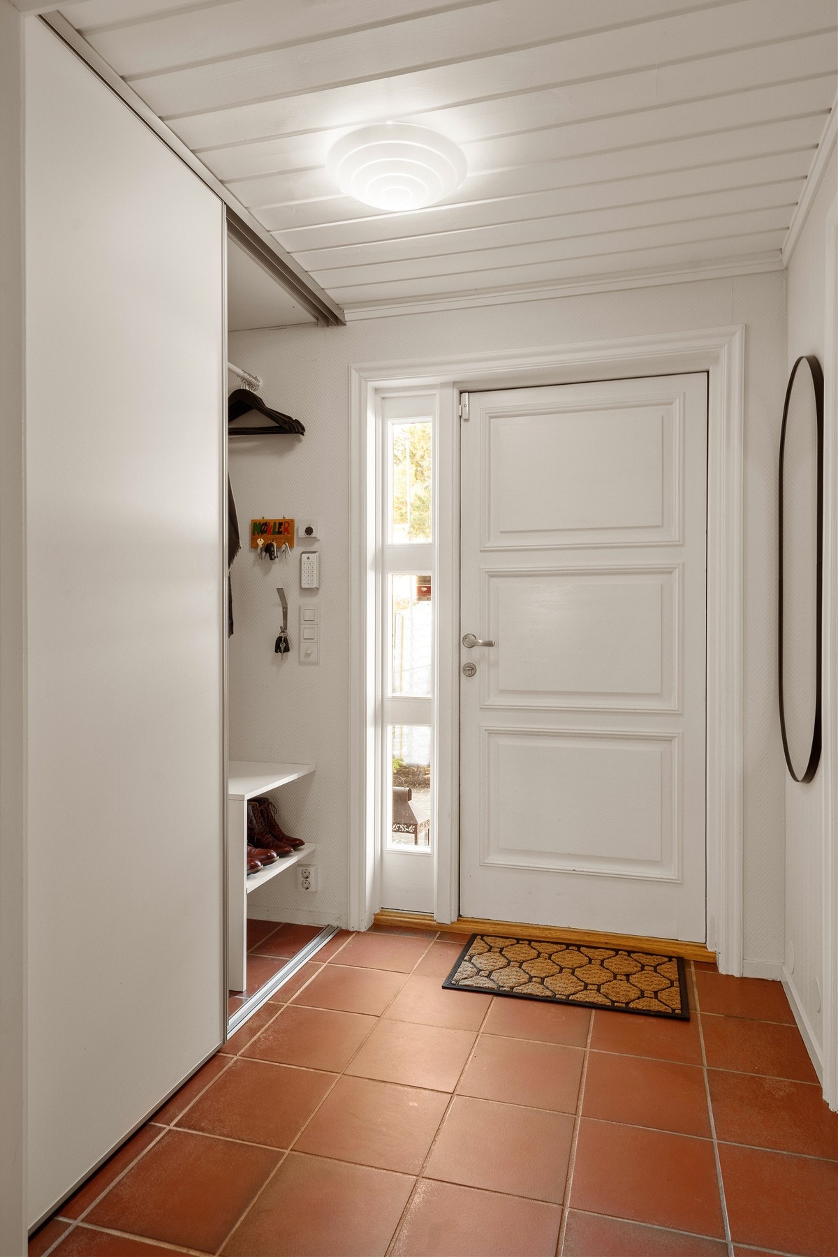 Integrert garderobe i entreen. Galleribilde