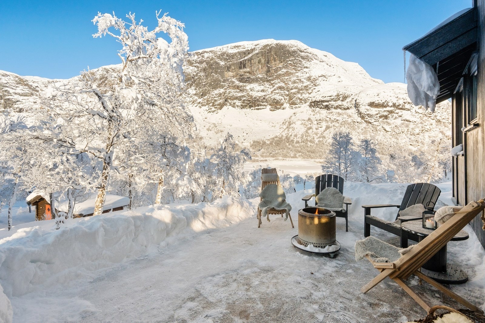 Uteplassene er orientert mot sør og vest, med utsikt mot Otrøvannet. Galleribilde