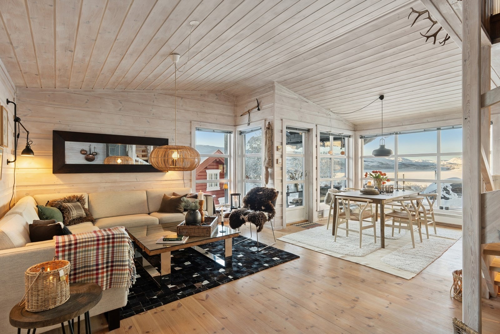 Gjennomgående bruk av heltre paneler og tregulv skaper en lun og enhetlig atmosfære. Galleribilde