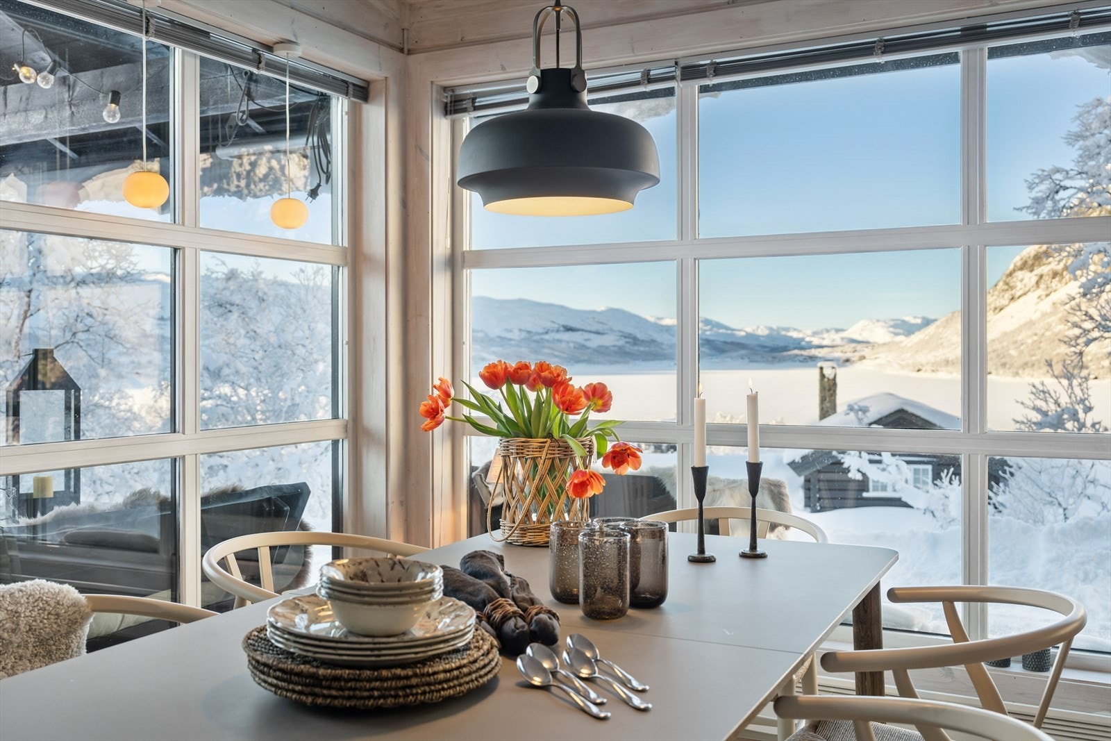 Fra spiseplassen har man en upåklagelig utsikt over det snødekte landskapet. Galleribilde