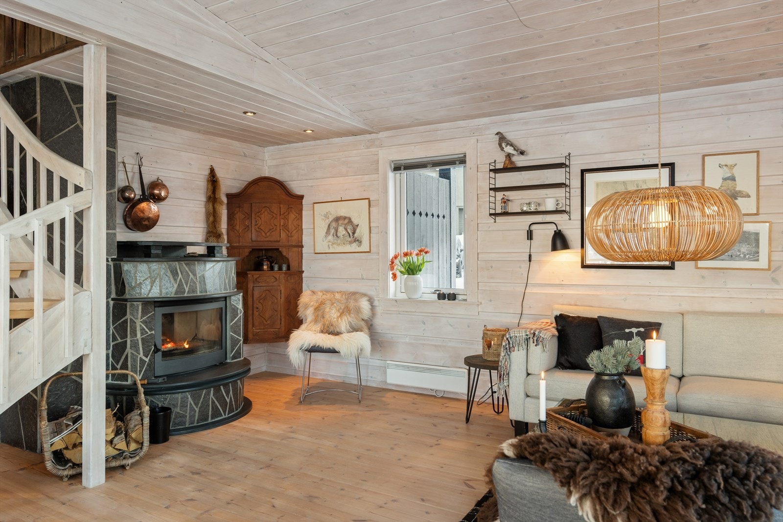 Peisen er forblendet med skifer, et robust materiale som går igjen flere steder i hytta. Galleribilde