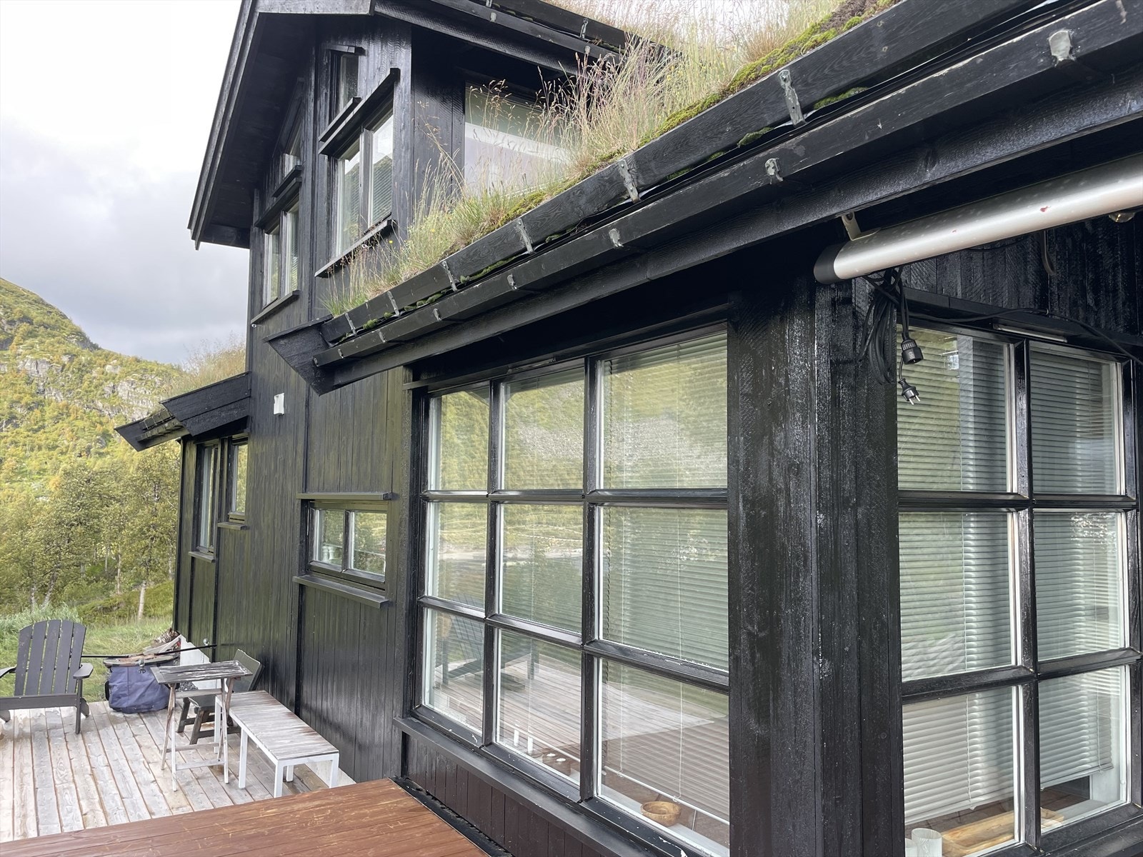 Fasaden har stående slettpanel og ble beiset i august 2024. Galleribilde