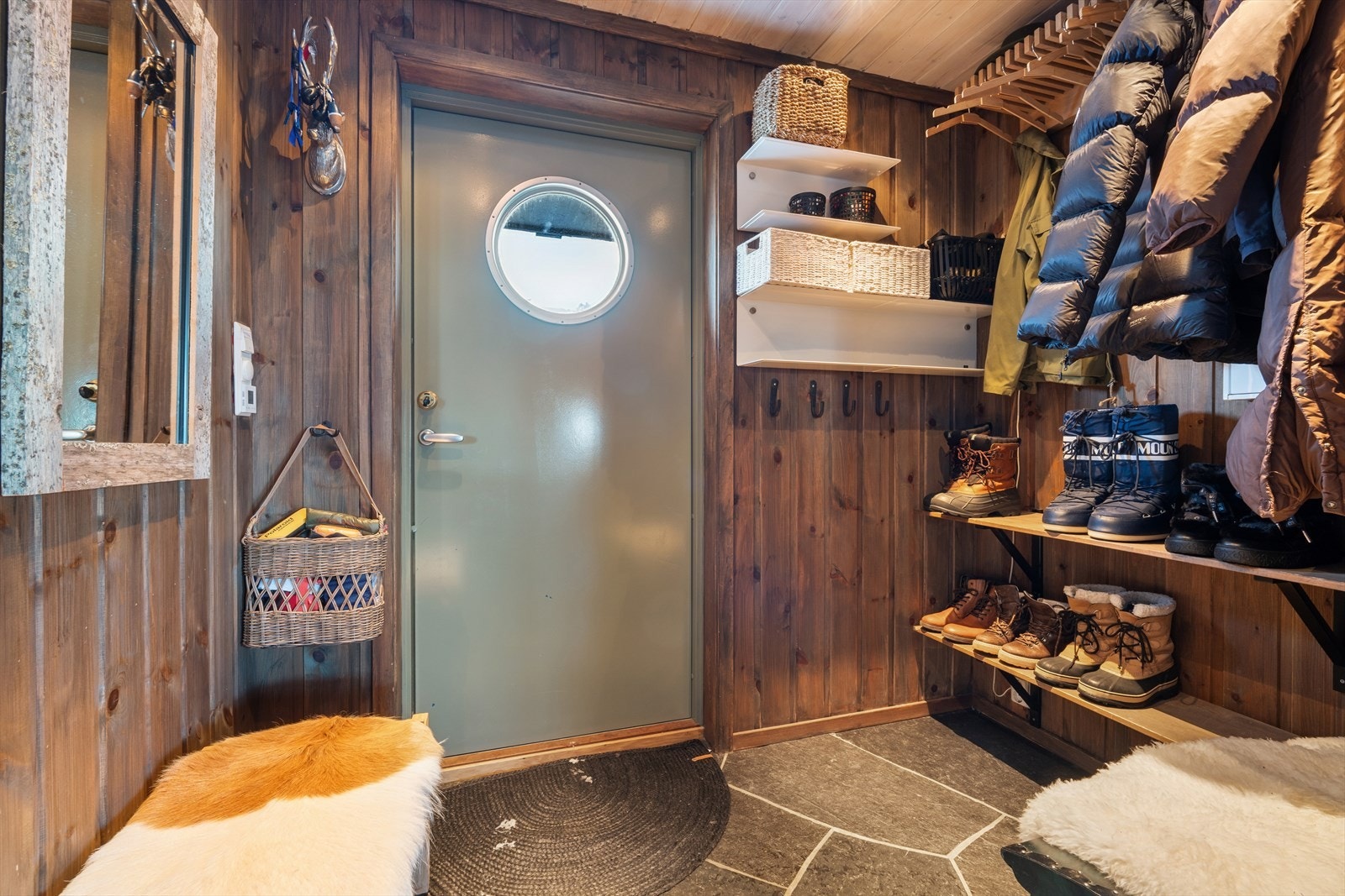 Vindfanget har formskjært skifer på gulvet med varmekabler, og god plass til yttertøy. Galleribilde