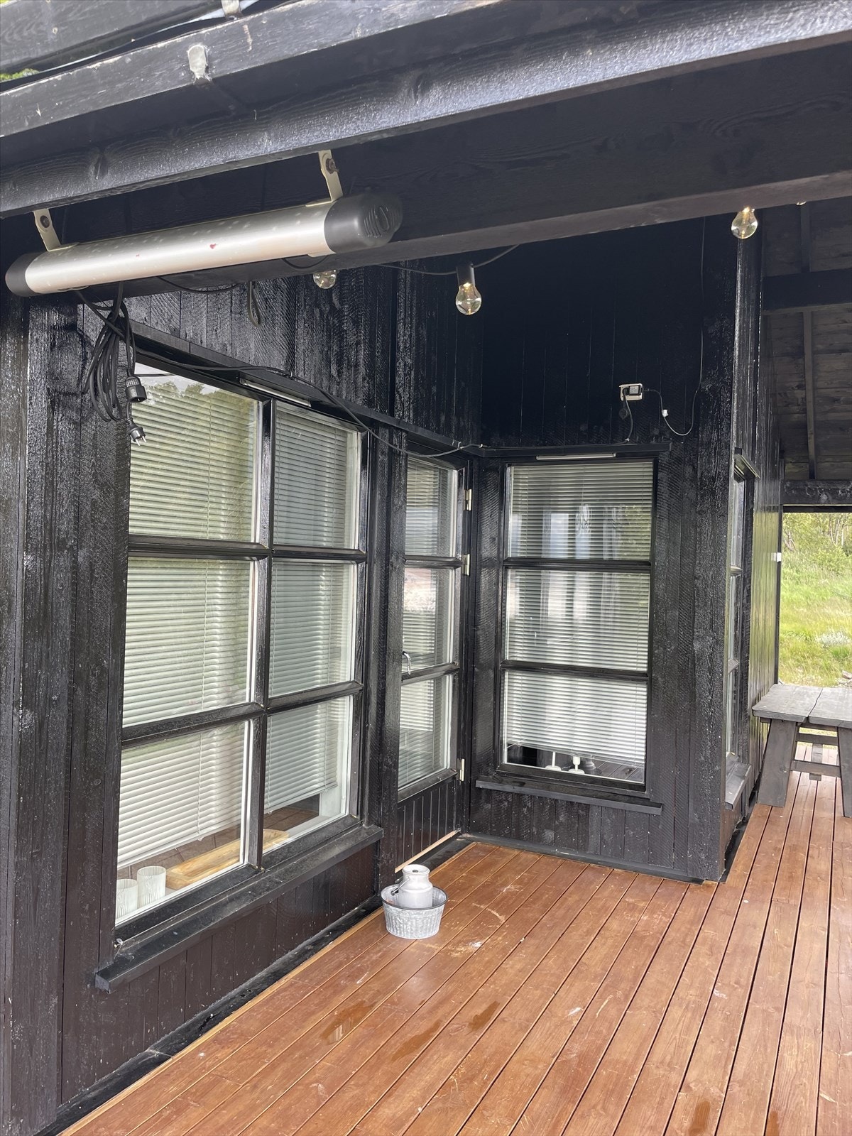 Overbygget inngangsparti på 5 m² gir ly for vær og vind. Galleribilde