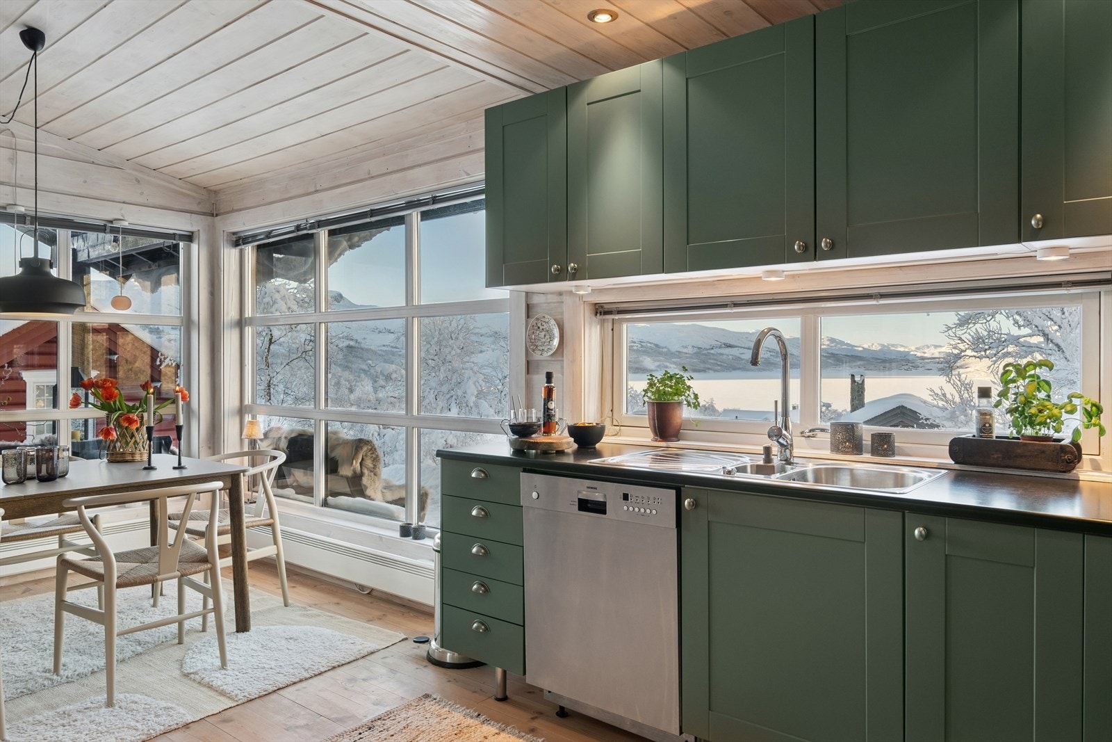 JKE Kjøkkeninnredningen fra 2019 er moderne med folierte plater og laminatbenkeplate. Galleribilde