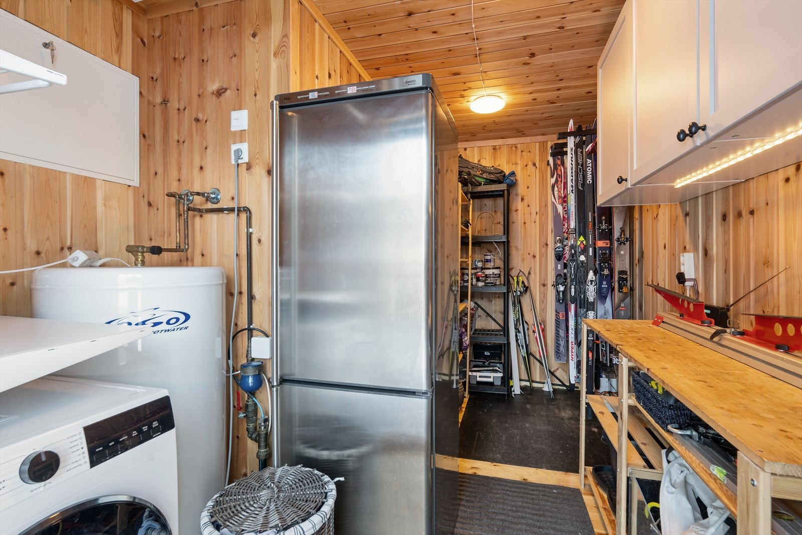 Utvendig bod på 8 m² med teknisk rom, varmtvannsbereder og god lagringsplass. Galleribilde