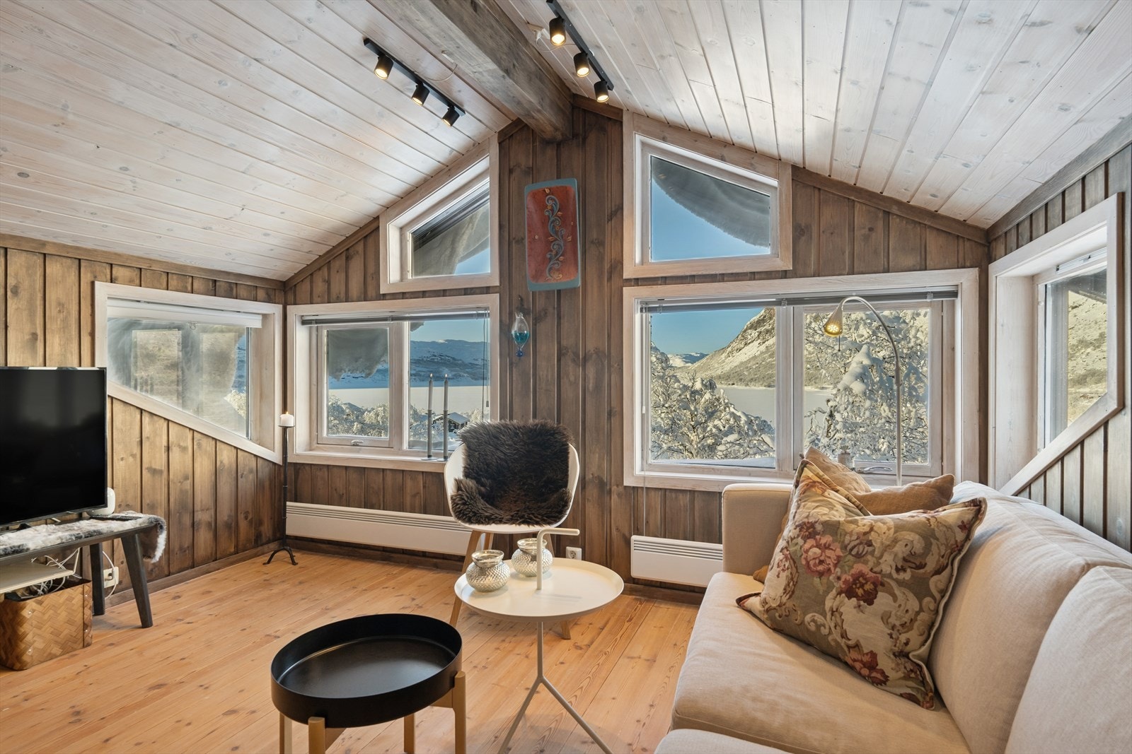 Den trivelige oppstuen i andre etasje er et perfekt sted for avslapning med utsikt. Galleribilde