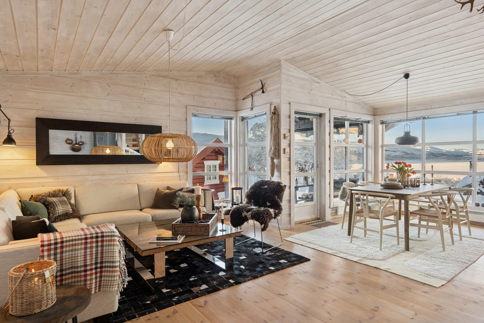 Den åpne stue- og spisestueløsningen er et sosialt og samlende rom i hytta. Galleribilde