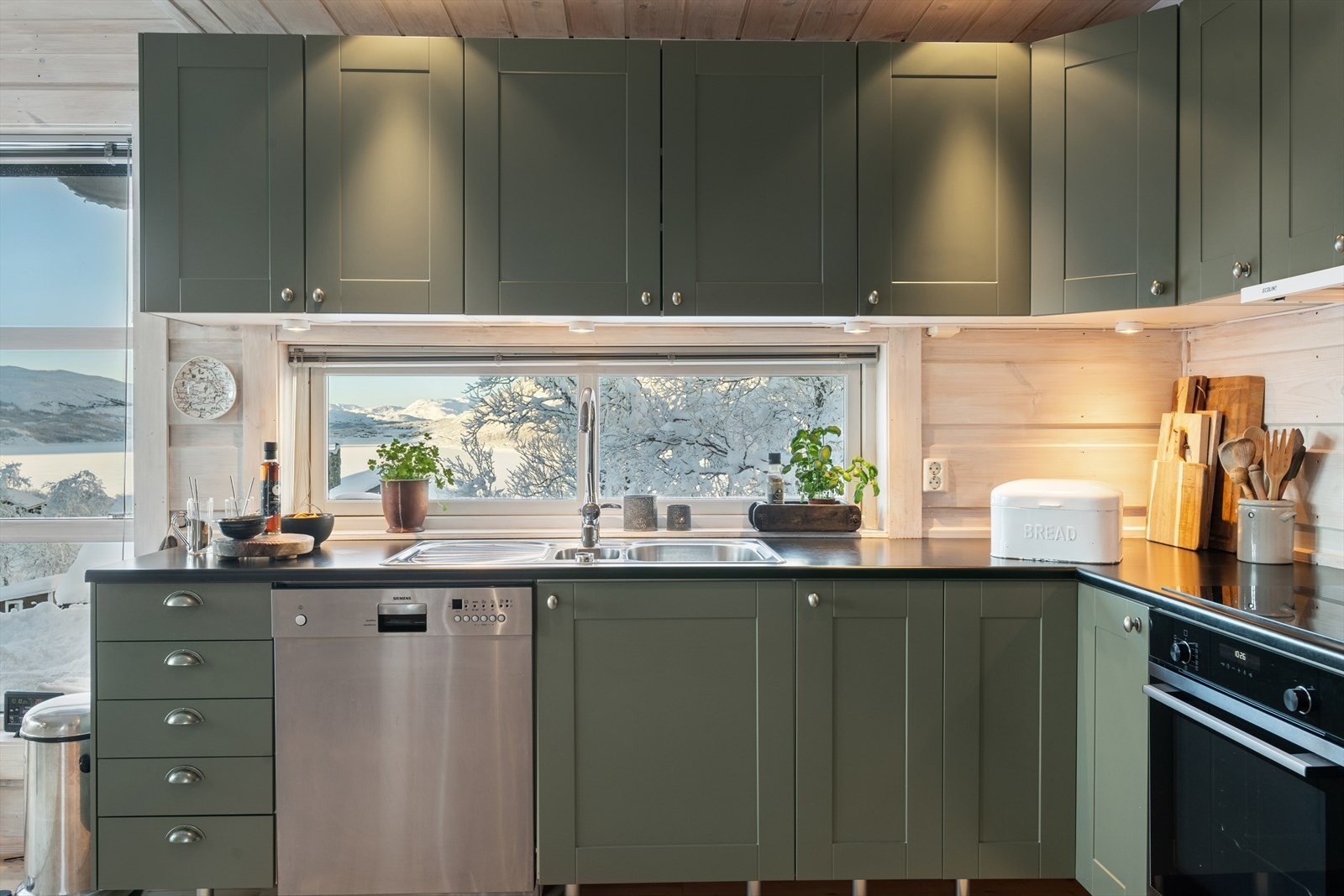 Godt med skap- og benkeplass gir gode arbeidsforhold på kjøkkenet. Galleribilde