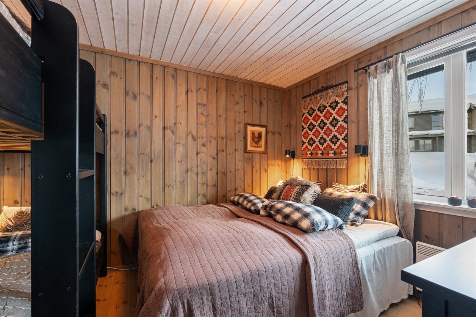 Hytta har to romslige soverom i første etasje, begge med behandlet tregulv. Galleribilde