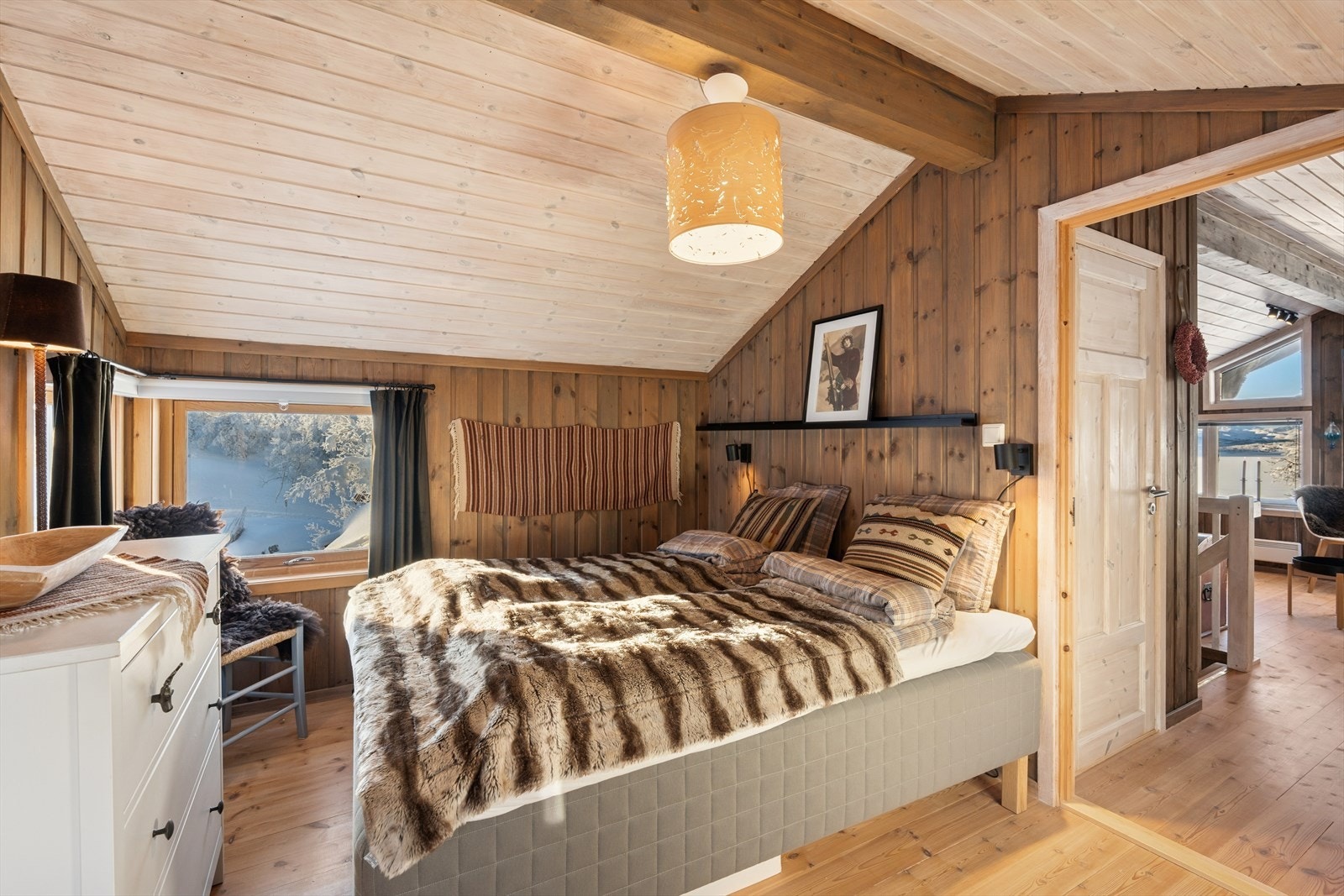 Soverommet i andre etasje har skråtak, heltre paneler og en lun atmosfære. Galleribilde