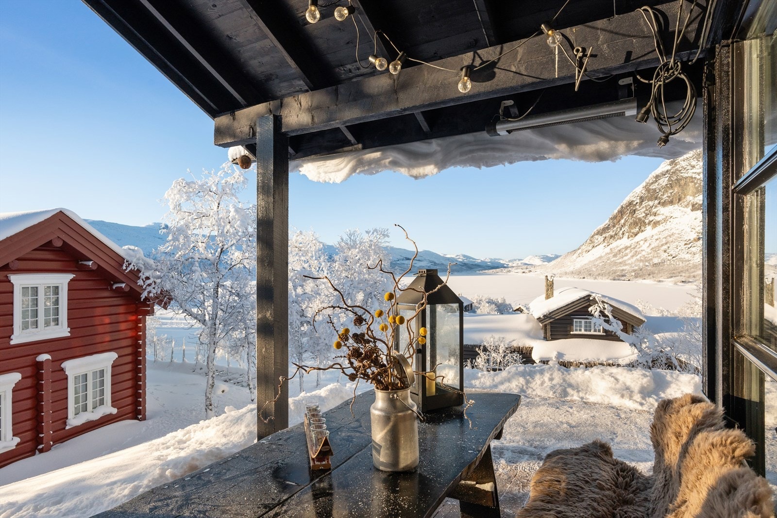 Den overbygde gavlterrassen på 12 m² har direkte utgang fra stuen. Galleribilde