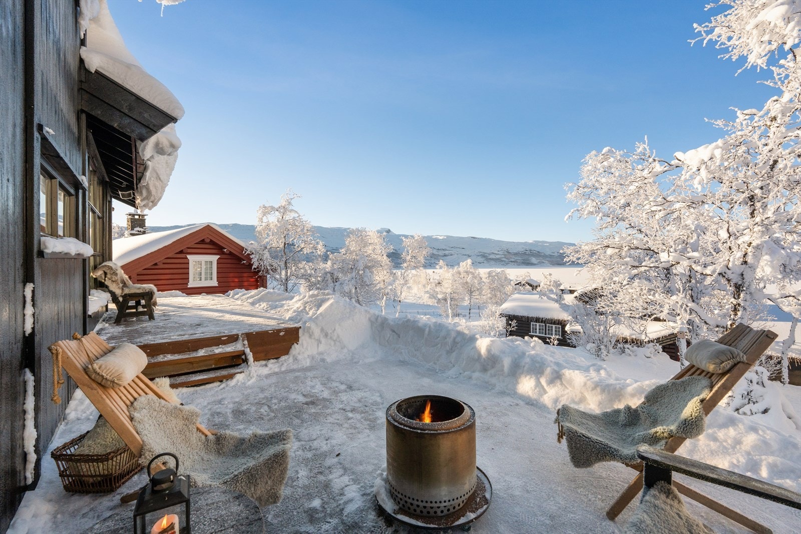 Hytta har totalt 37 m² med terrasser, inkludert en åpen terrasse på ca. 20 m². Galleribilde