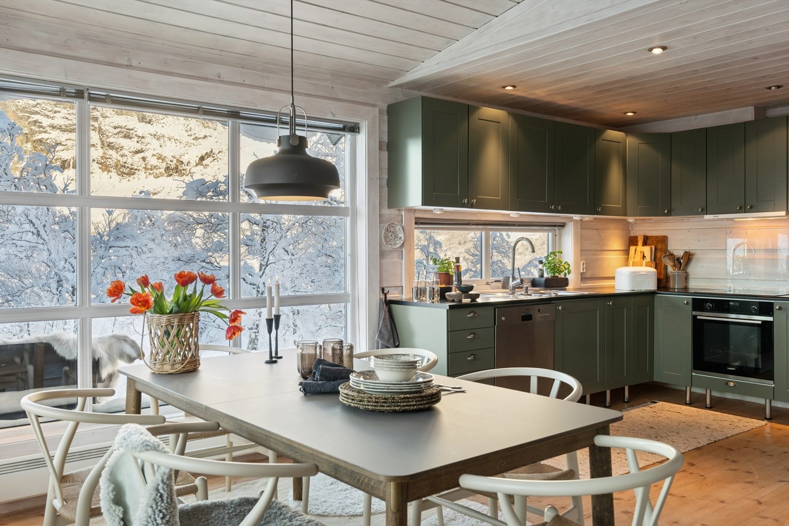 Kjøkkenet ligger i åpen løsning med spiseplassen, ideelt for sosiale sammenkomster. Galleribilde