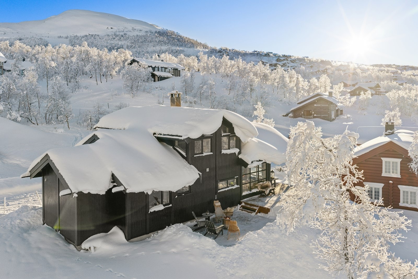 Hytta har gode kvaliteter ute og inne, med flere uteplasser som omkranser bygget. Galleribilde