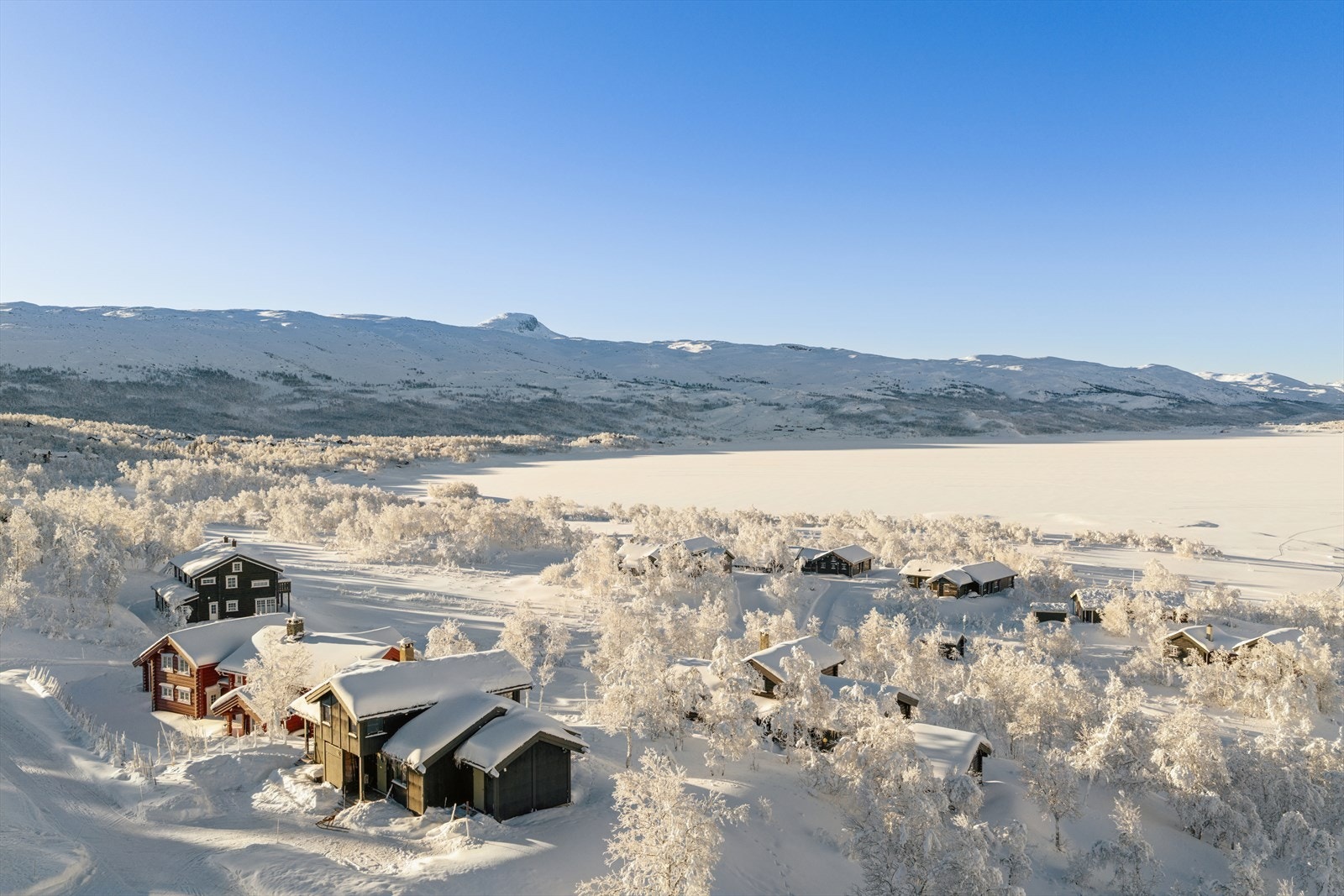 Eiendommen ligger vakkert og lunt til ved meget gode solforhold. Turløyper, sommer som vinter like utenfor hytteveggen. Galleribilde