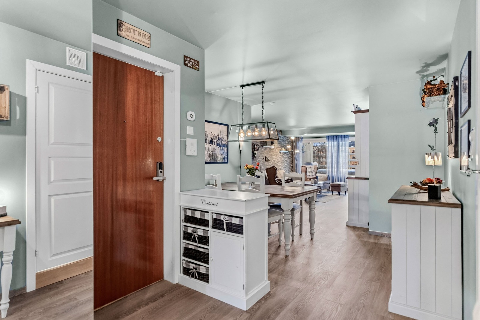 Velkommen hjem! I det du trer inn i boligen blir du møtt av en hyggelig entré Galleribilde