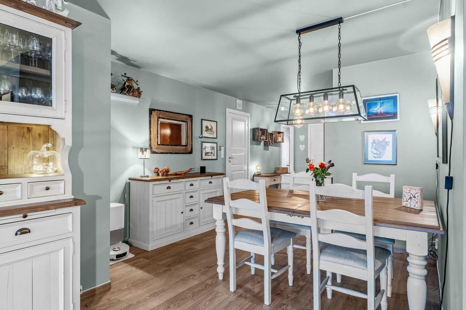 Det er også plass til øvrig stuemøblement i spisestuen Galleribilde