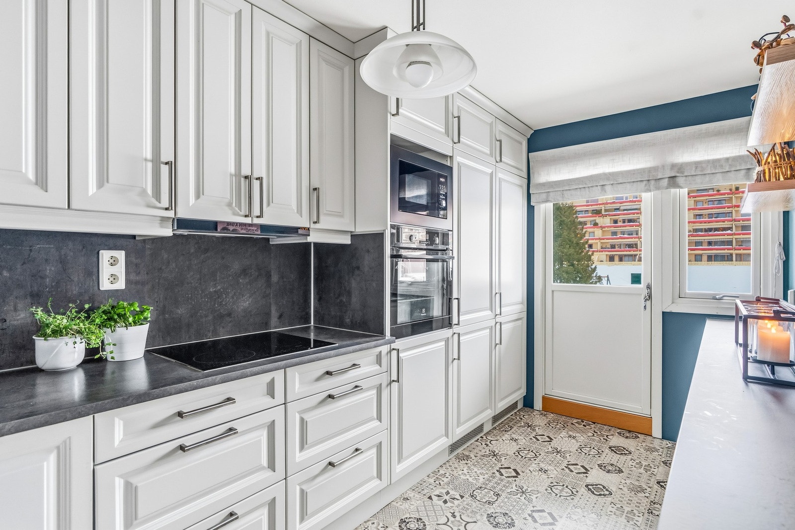 Fra kjøkkenet er det utgang til boligens andre balkong Galleribilde