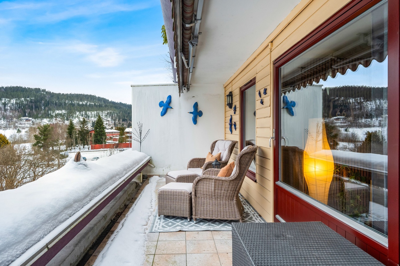 Fra stuen kommer du ut til en vestvendt terrasse med vidstrakt utsikt Galleribilde