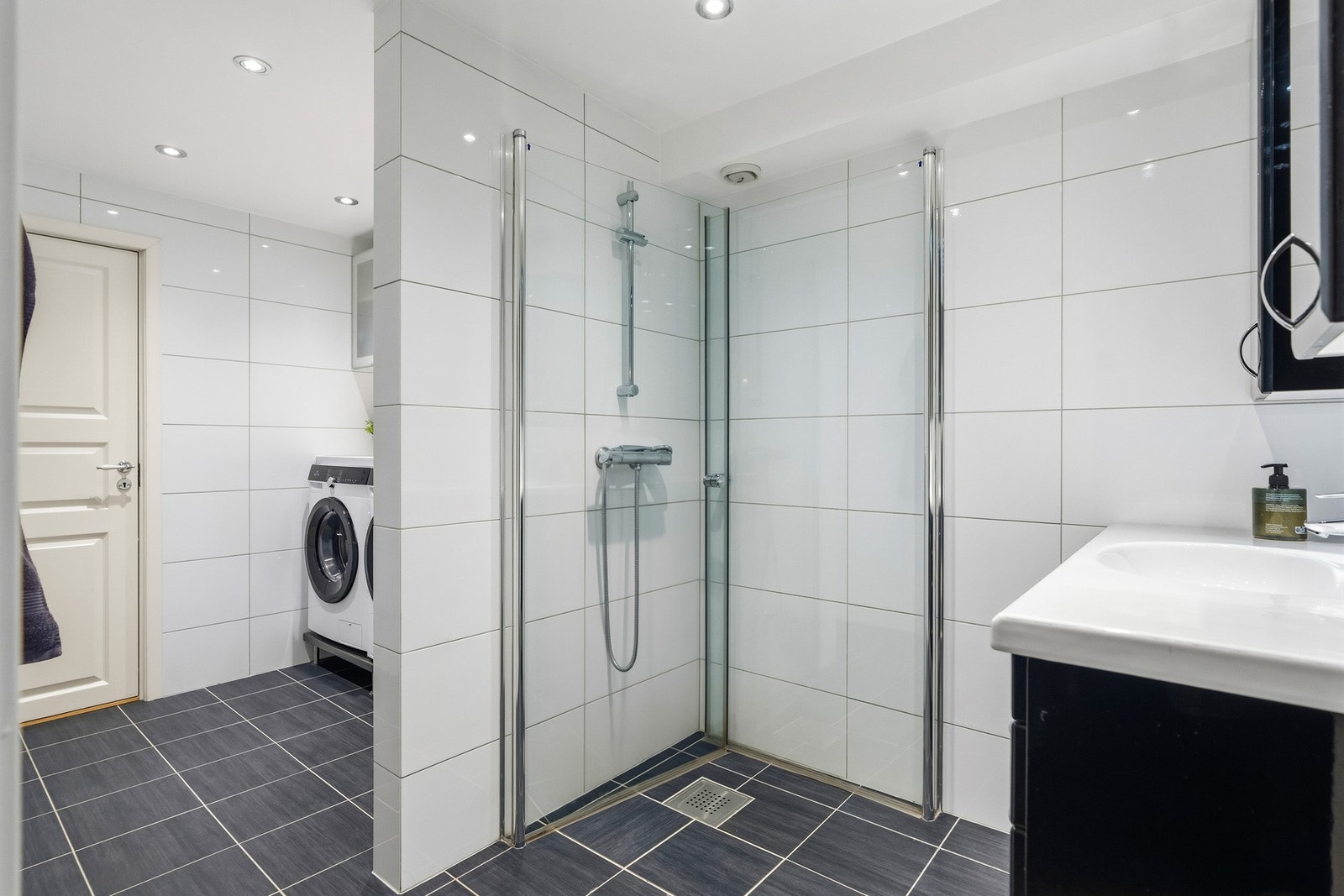 Stort og komplett bad fra 2013 med varmekabler Galleribilde