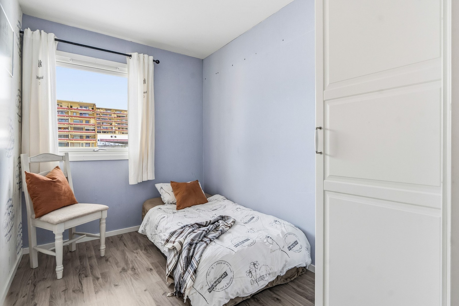 Boligens andre soverom passer fint som barnerom, gjesterom eller kontor. Galleribilde