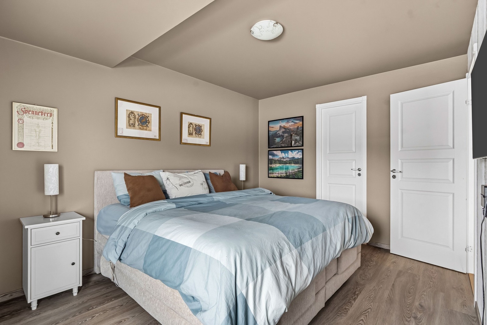 Rommets størrelse gir god plass til dobbeltseng med tilhørende nattbord Galleribilde