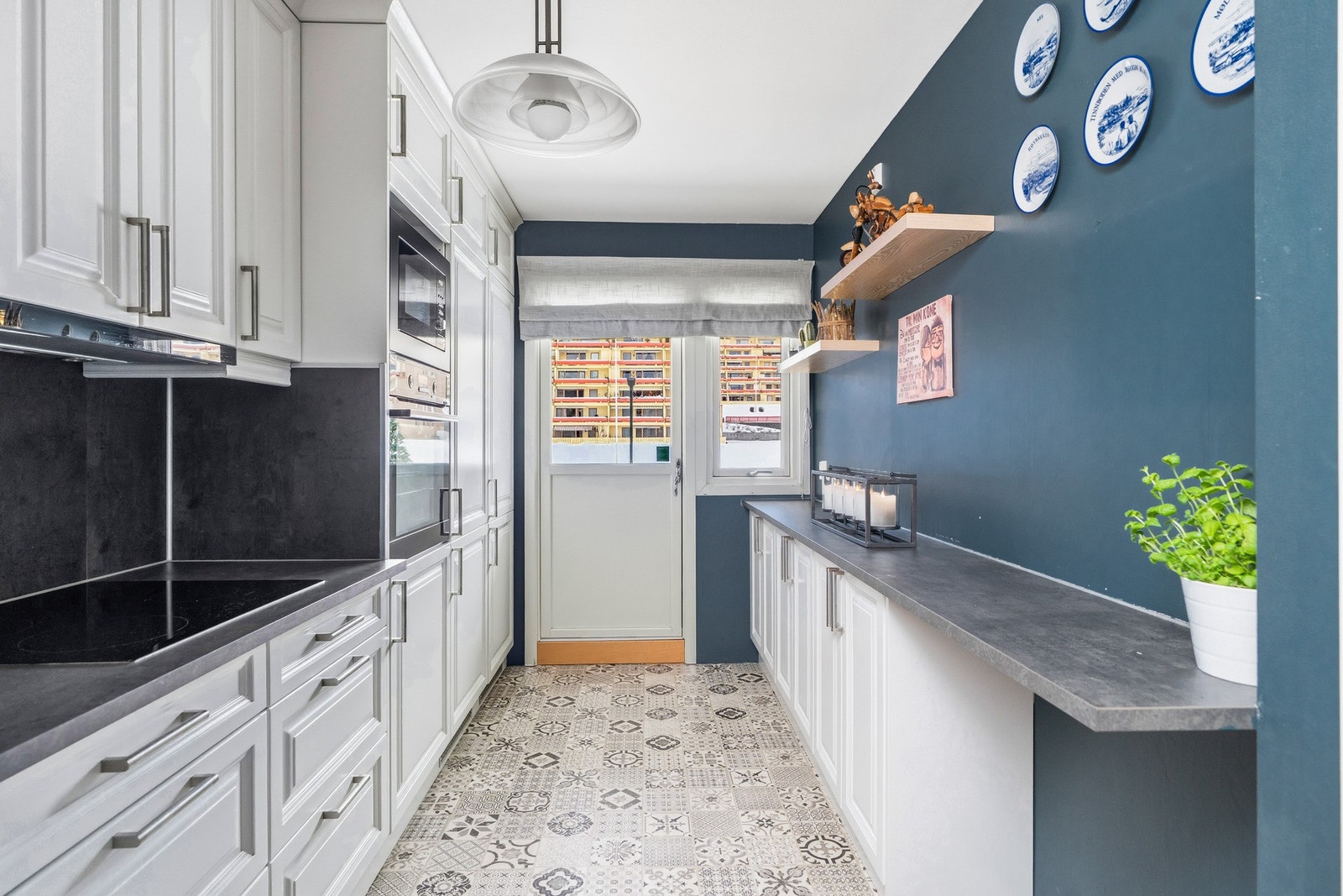 Lekker kjøkkeninnredning fra 2013 med profilerte fronter og nyere benkeplate Galleribilde