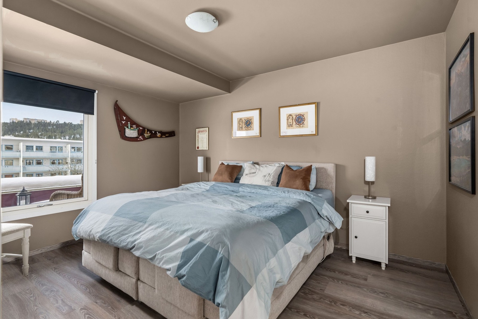 Stort og lunt hovedsoverom med behagelige overflater Galleribilde