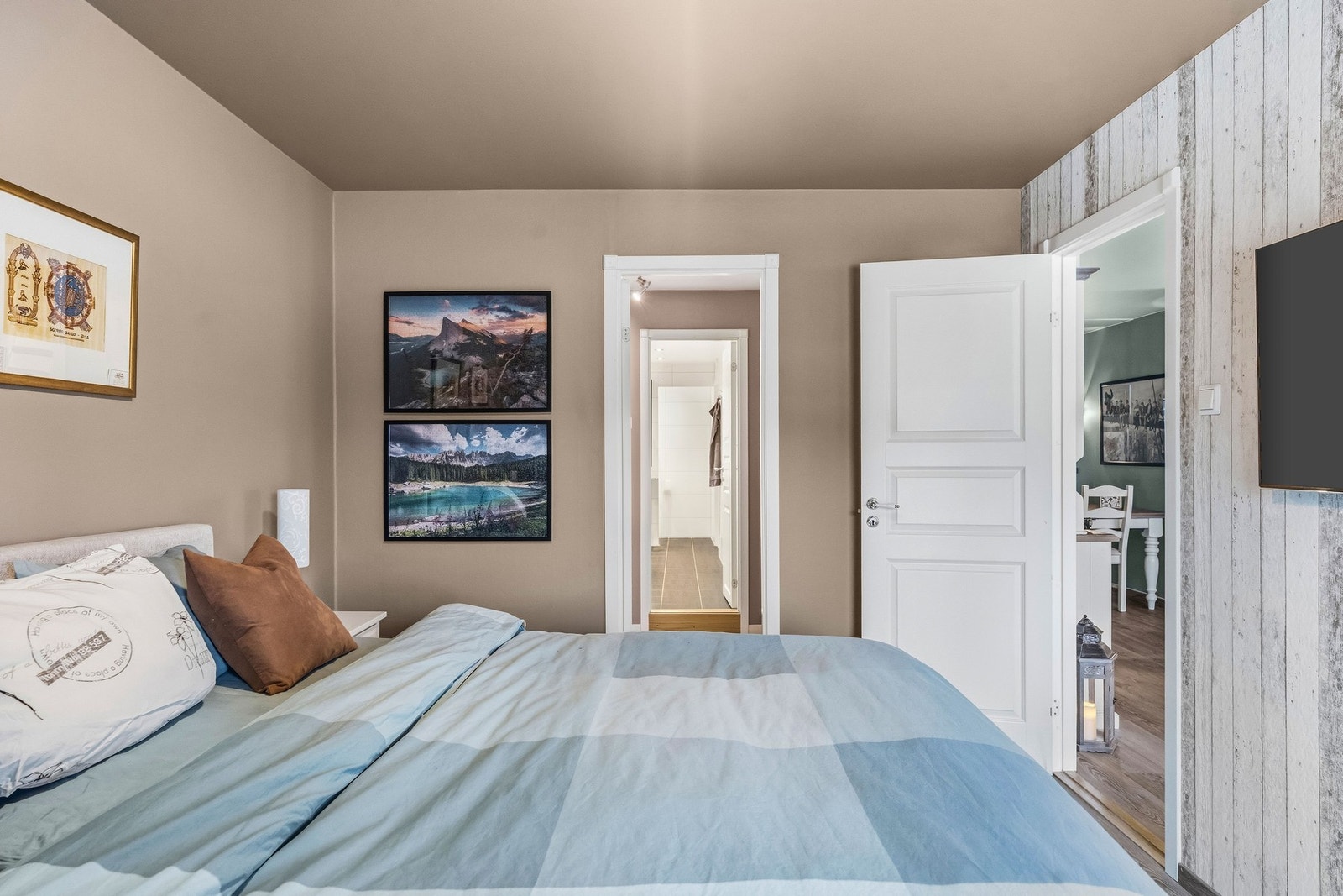 Videre har rommet direkte inngang til en walk-in-closet Galleribilde