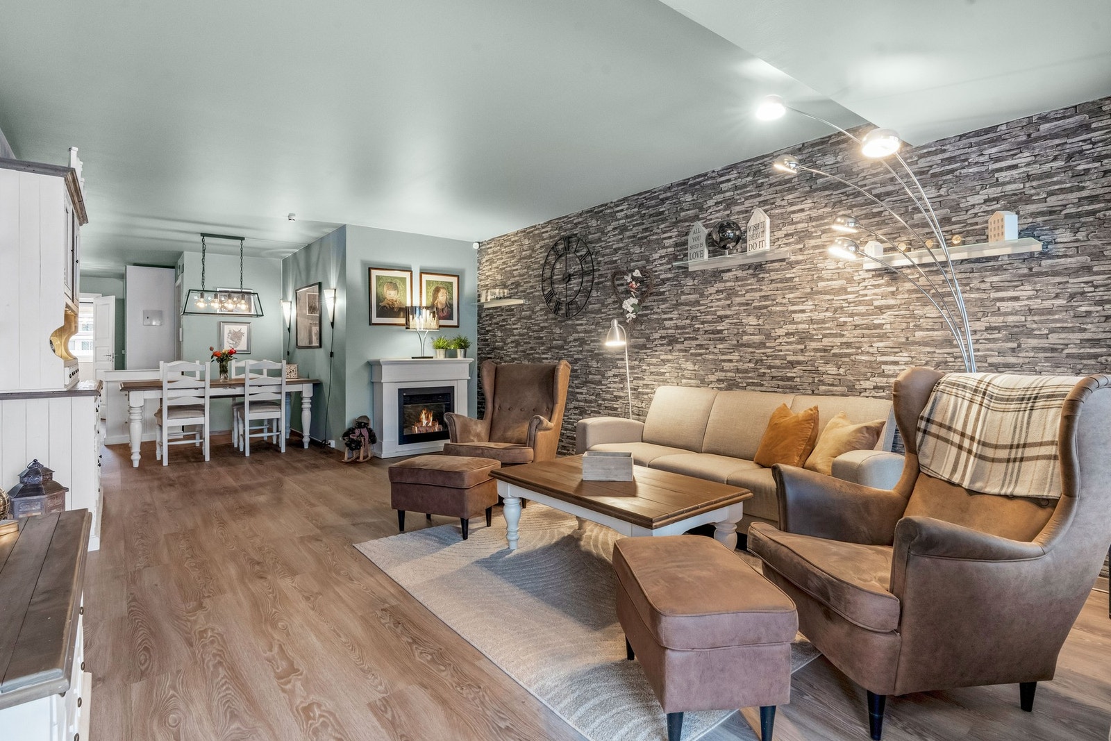 Spisestuen innerst i stuen inviterer til hyggelige måltider med venner og familie Galleribilde