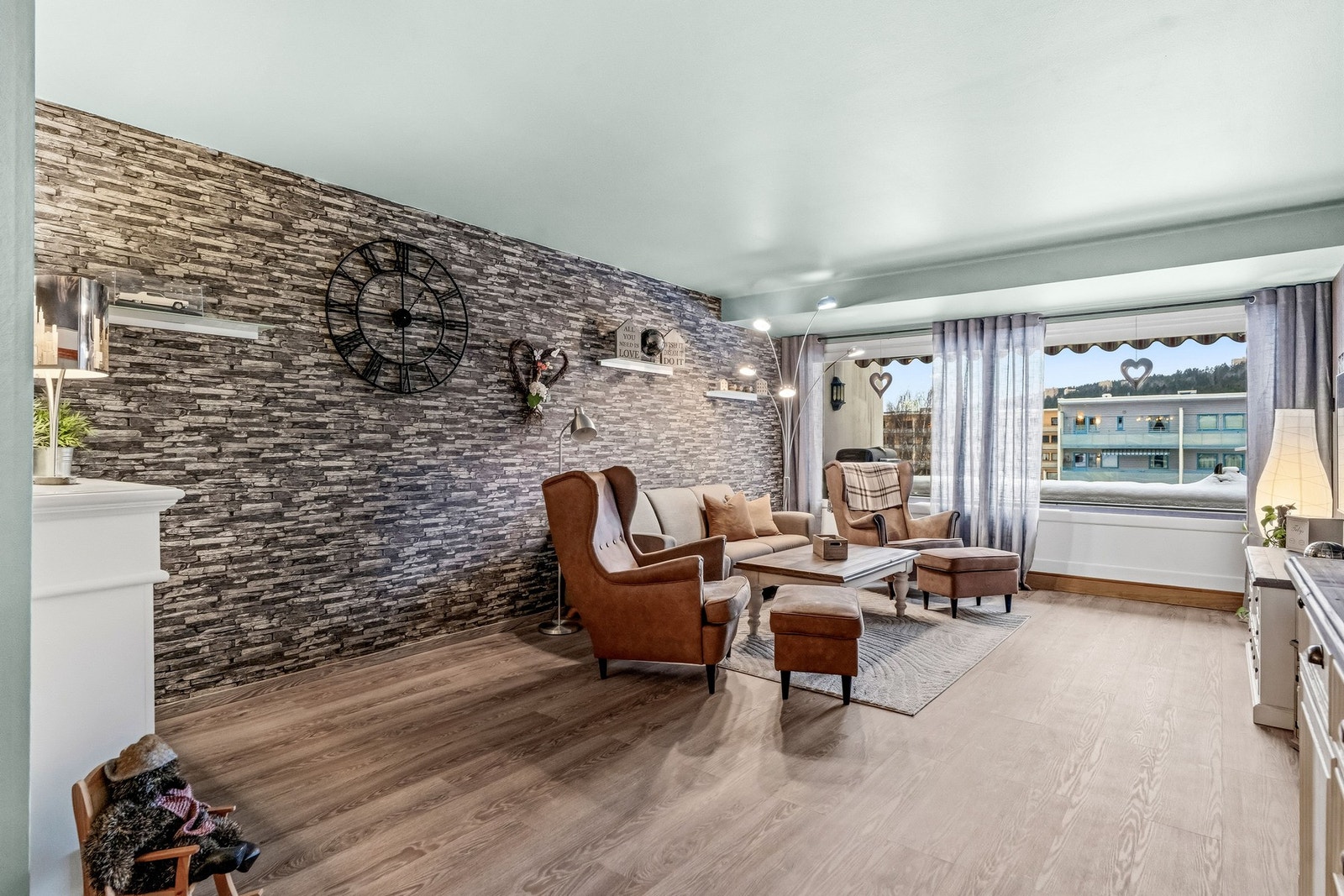 Det er god plass til møblering av stor sofagruppe med tilhørende møblement og medievegg Galleribilde