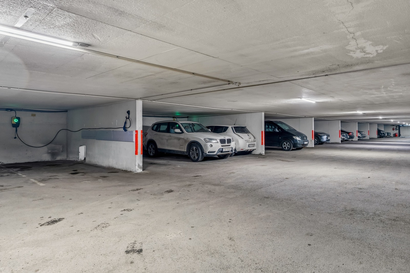 Boligen disponerer en garasjeplass med elbil-lader i felles kjeller Galleribilde