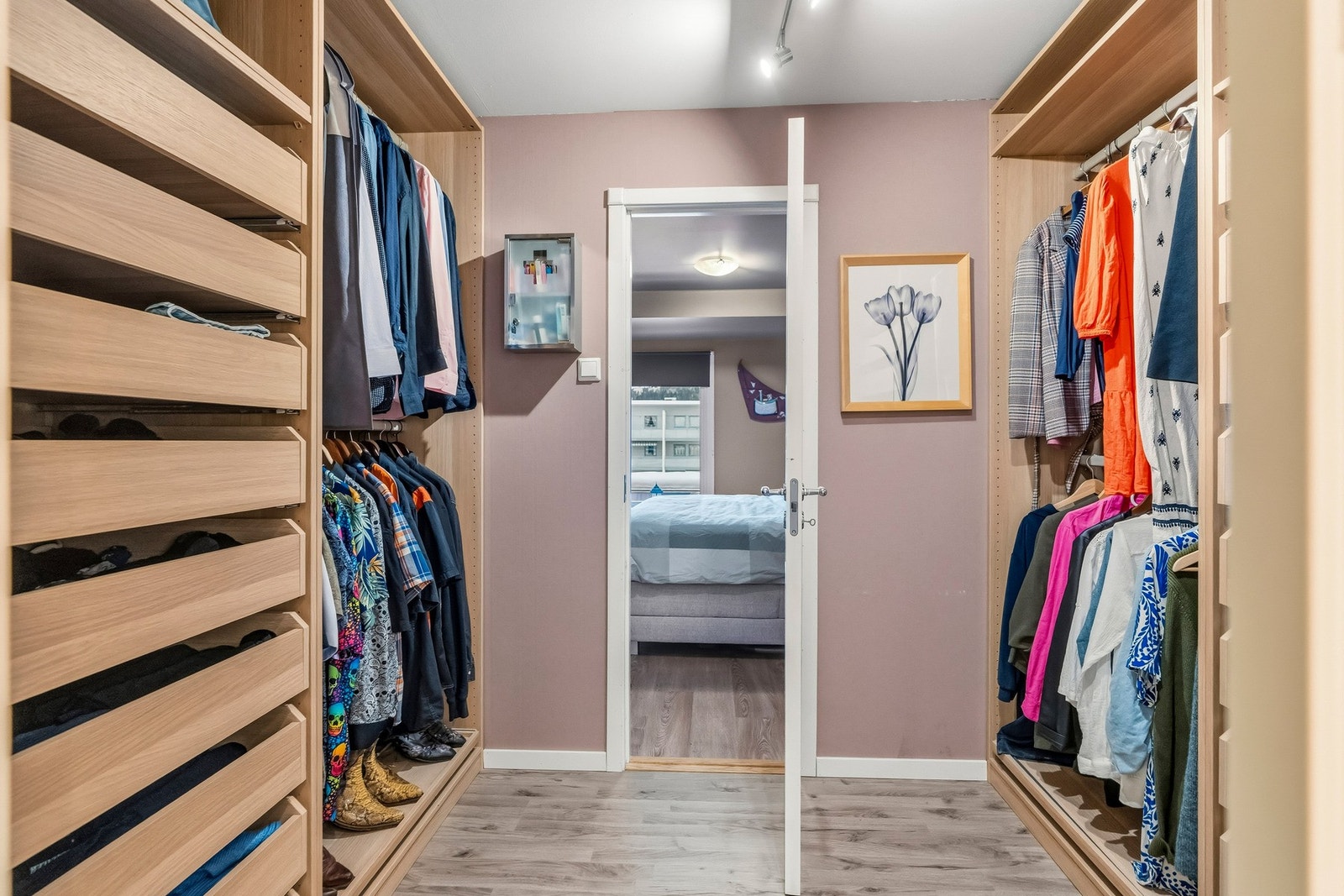 Det er ikke mangel på plass til alt du måtte ha av klær i garderoberommet! Garderoben har videre adkomst til badet Galleribilde