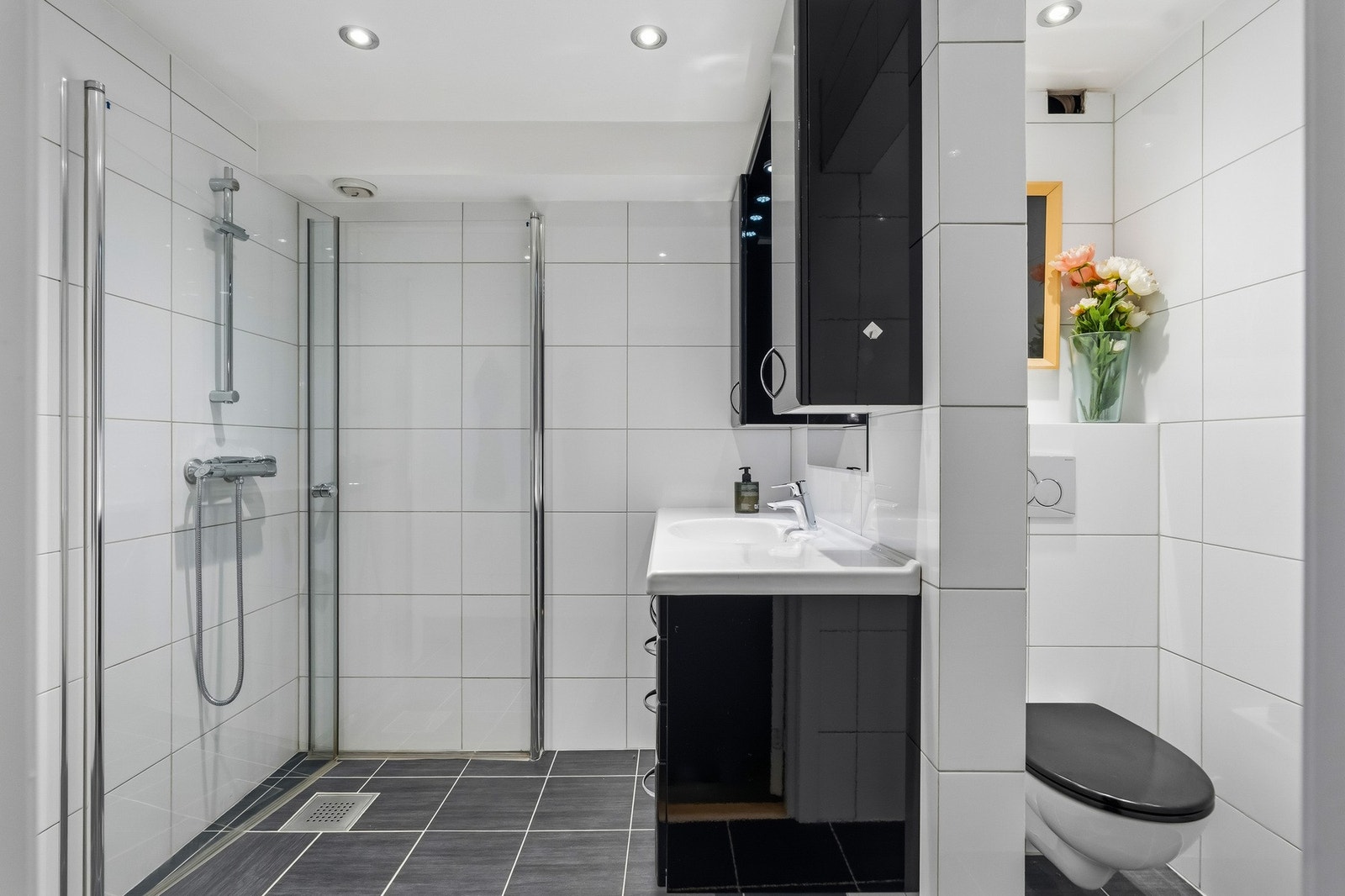 Romslig dusjsone med innfellbare dusjdører av herdet glass Galleribilde