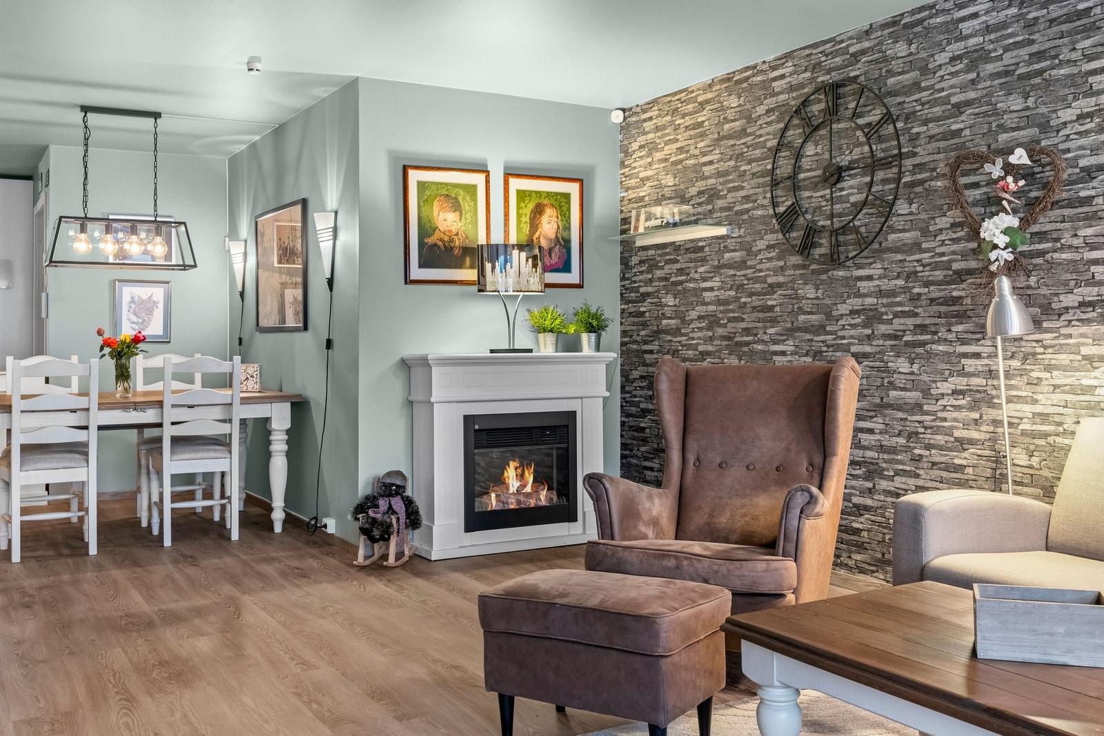 Videre inn i stuen finner du rom for en hyggelig spisegruppe Galleribilde