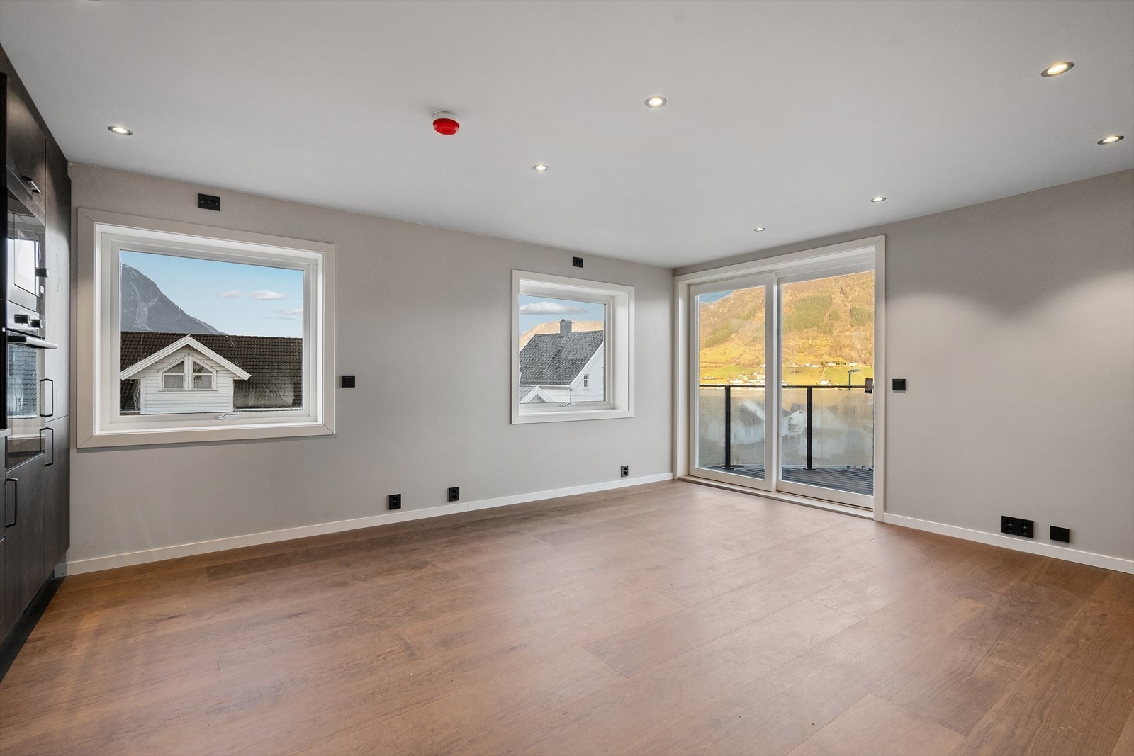 Stue med utgang til stor terrasse. Galleribilde