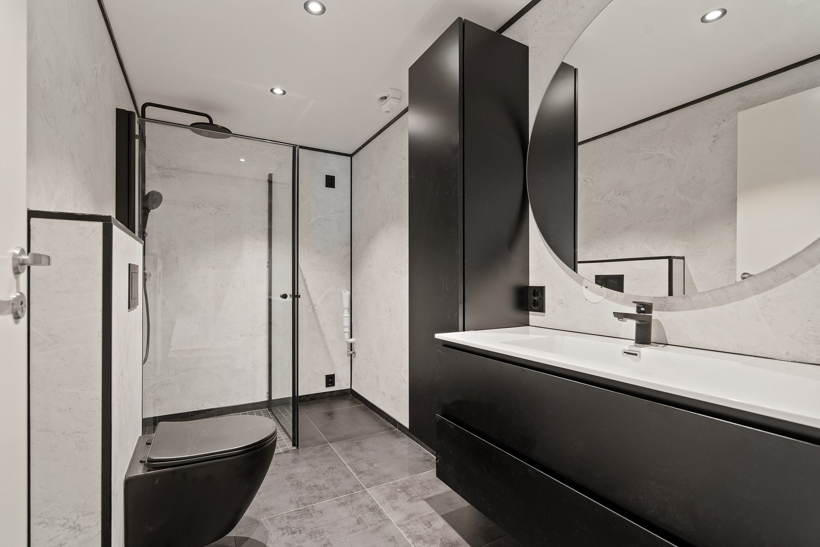 Romslig lekkert bad Galleribilde