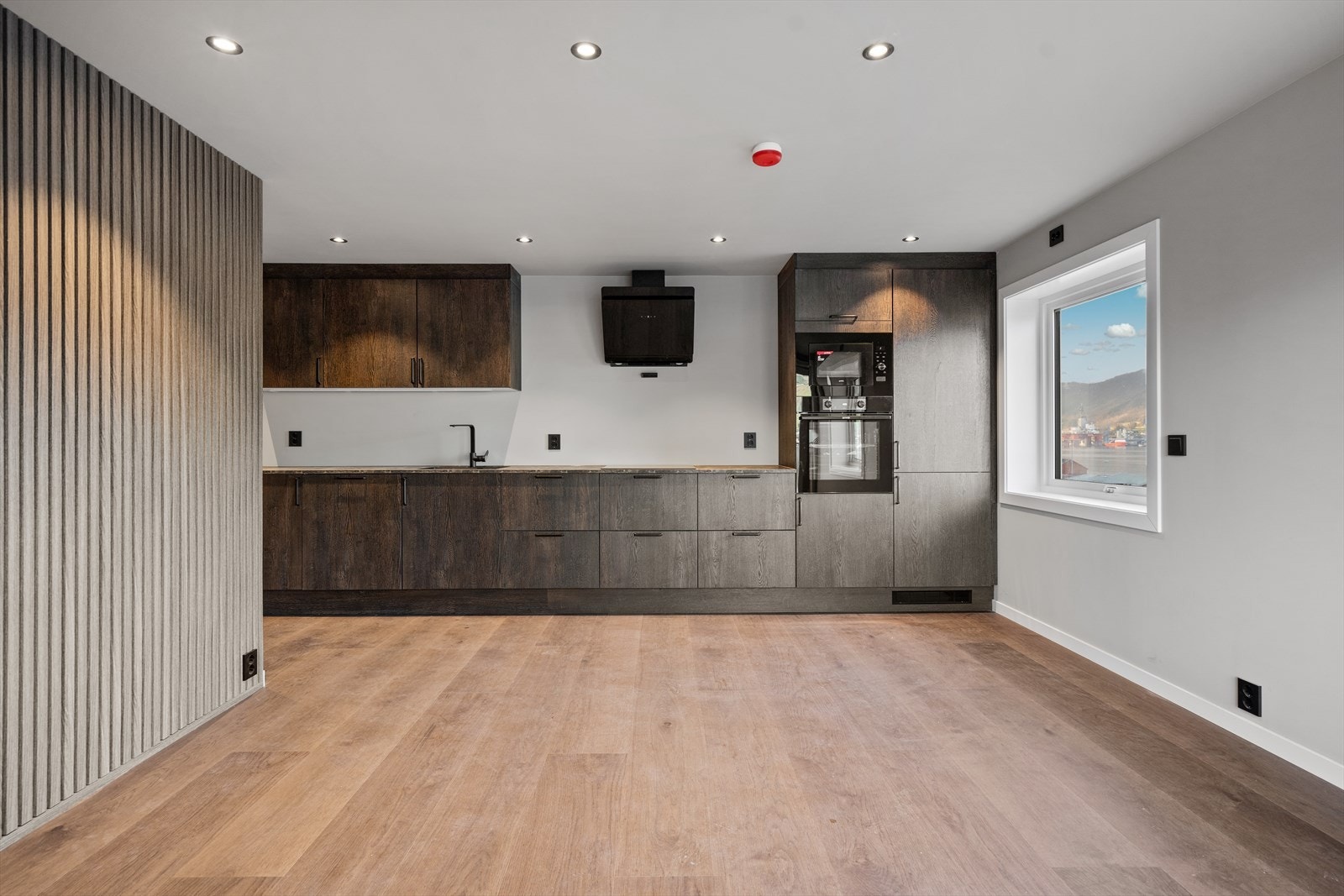 Åpen løsning mellom stue og kjøkken Galleribilde