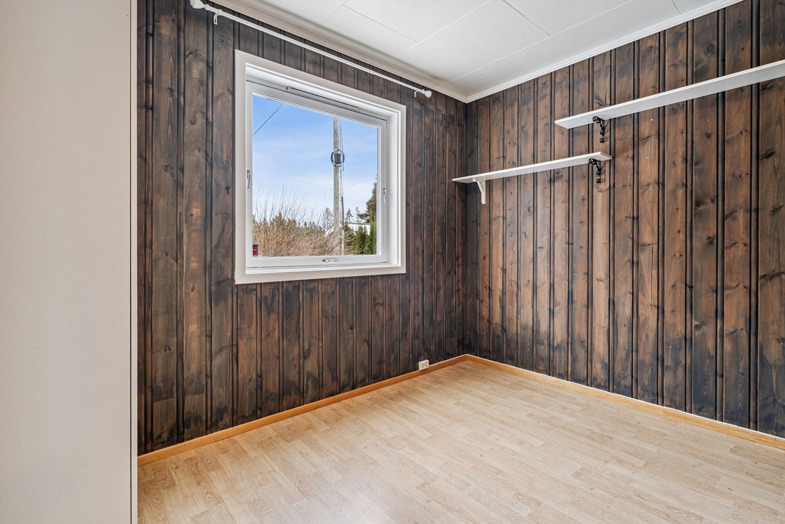 Dette soverommet er lunt og koselig, med panelte vegger. Galleribilde