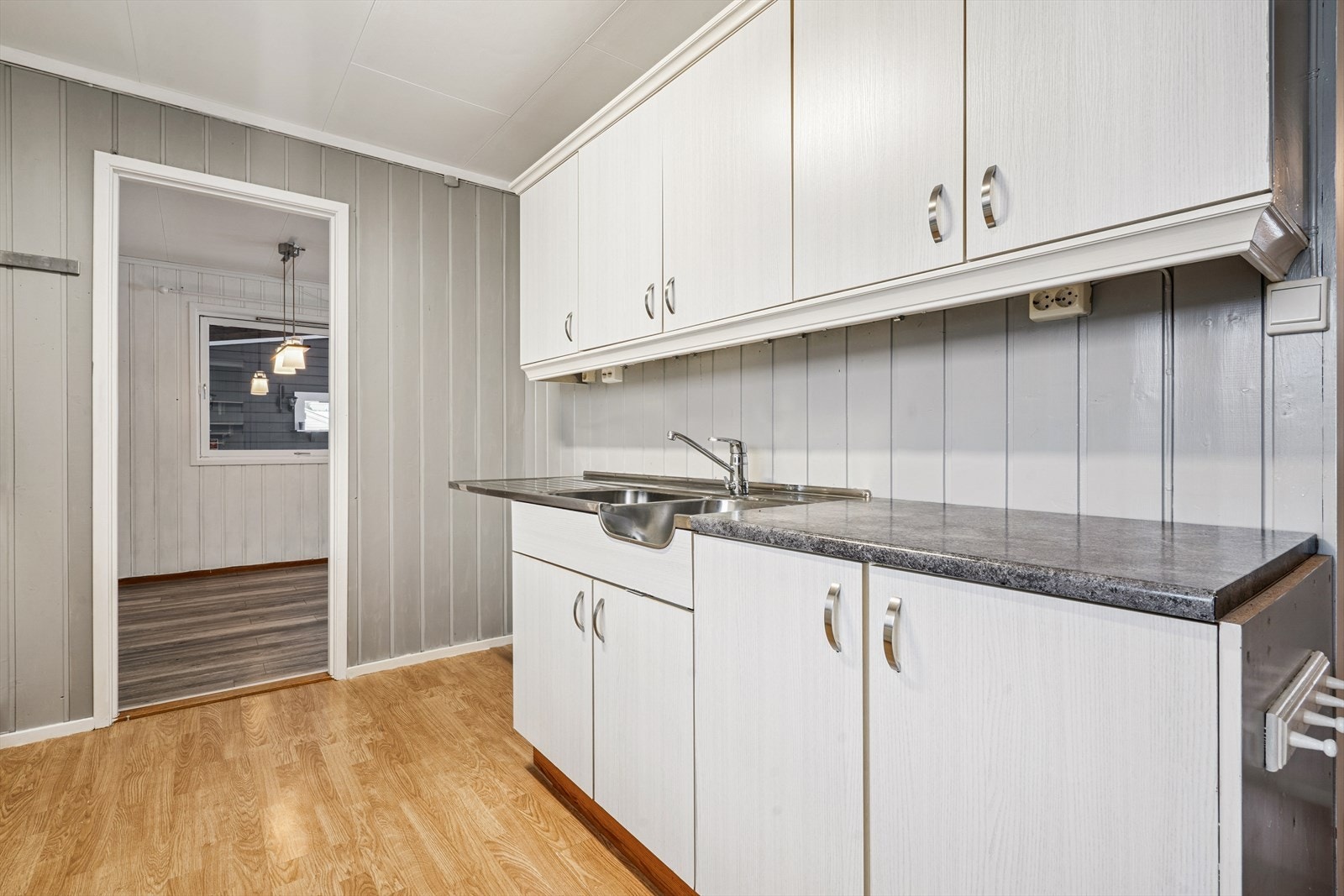 Kjøkkenet har en praktisk innredning med god skapplass. Galleribilde