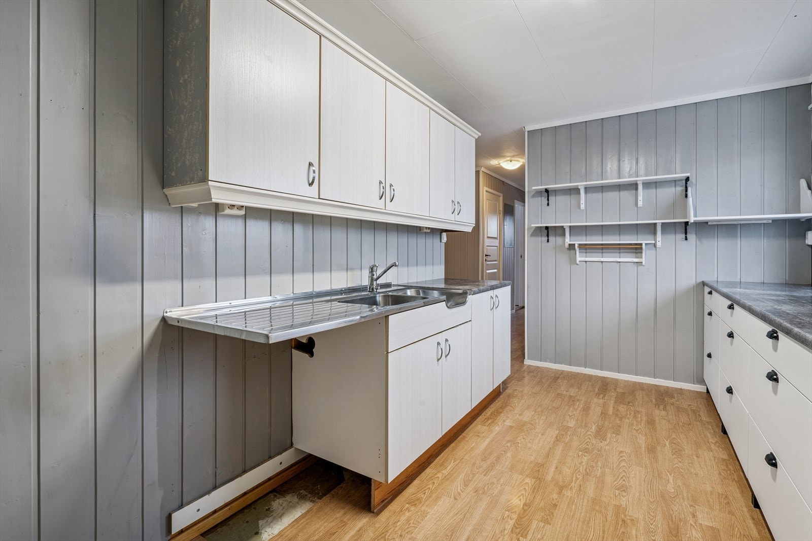 Rikelig med benkeplass gir gode arbeidsforhold på kjøkkenet. Galleribilde