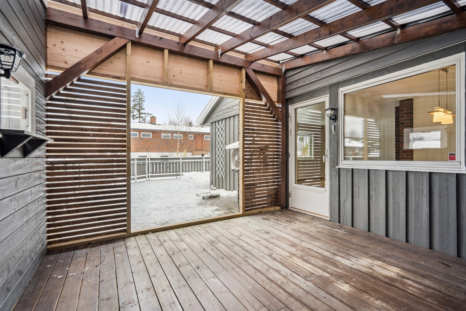 Fra den overbygde terrassen ser du ut over hagen. Galleribilde