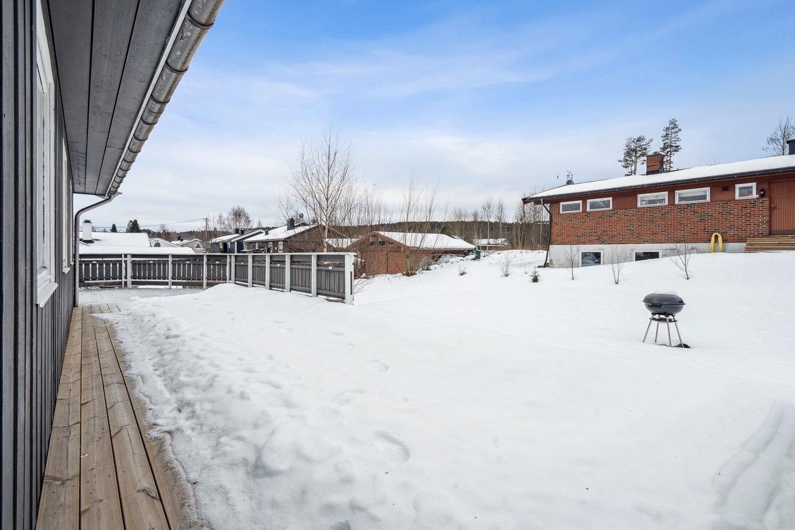 Stor hage med plen og god plass for utendørsaktiviteter. Galleribilde