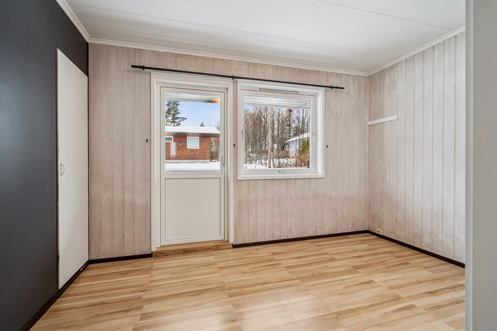 Hovedsoverom med innbygget garderobeløsning. Utgang til terrassen- Nyere verandadør (2022). Galleribilde