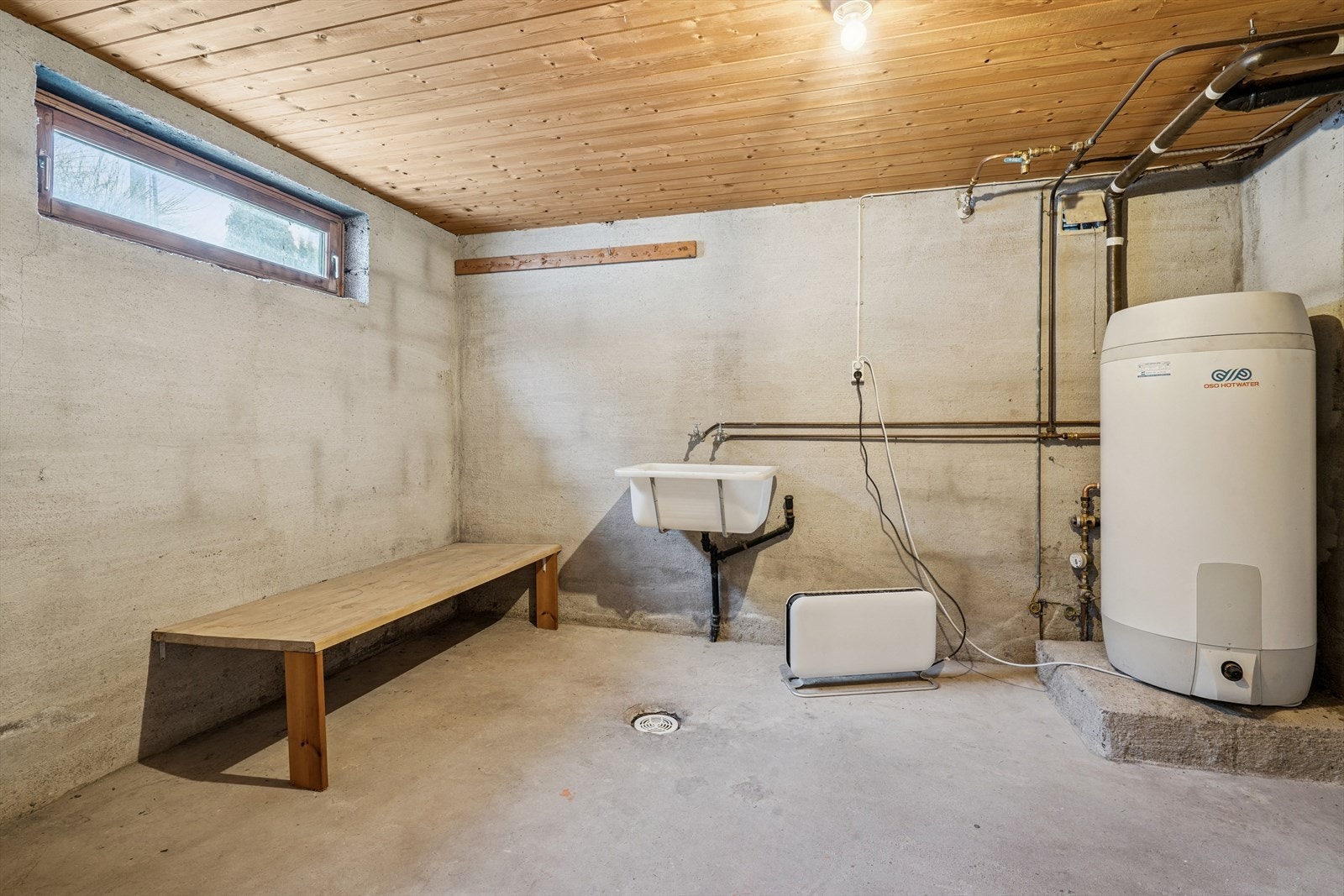 vaskerom i kjeller med utslagsvask og opplegg for vaskemaskin. Galleribilde